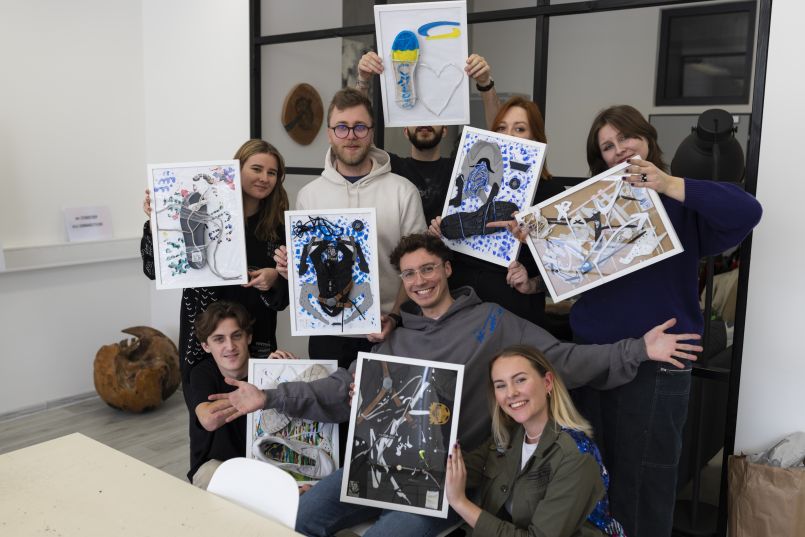 Účastníci workshopu upcyclingu tenisek s designérem Arnoštem Mikuličkou