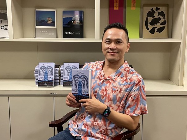 Kevin Chen a jeho kniha Ghost Town. Zdroj: moc.gov.tw