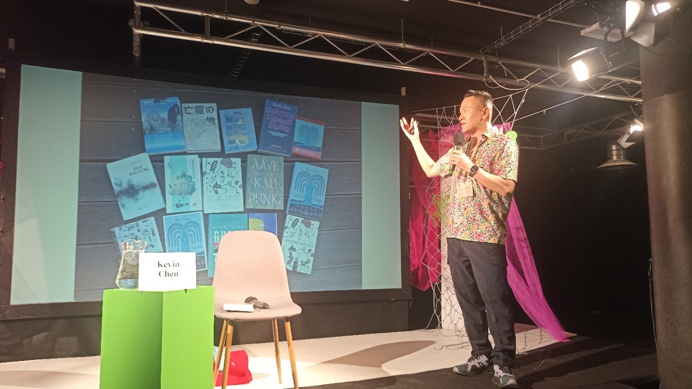 Kevin Chen a jeho sbírka knih. Foto: Marek Harvan