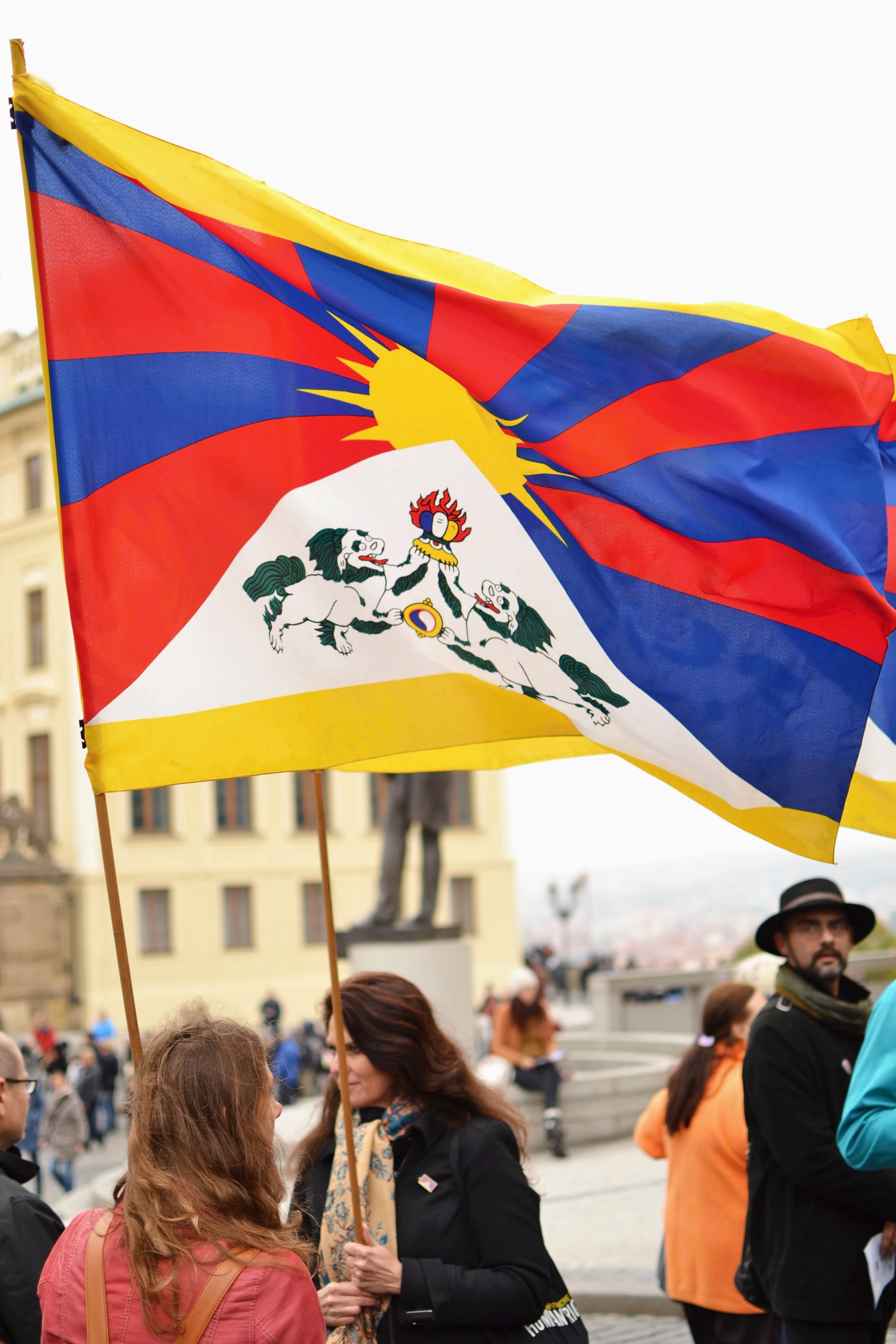 Vlající velká tibetská vlajka před pražským Hradem