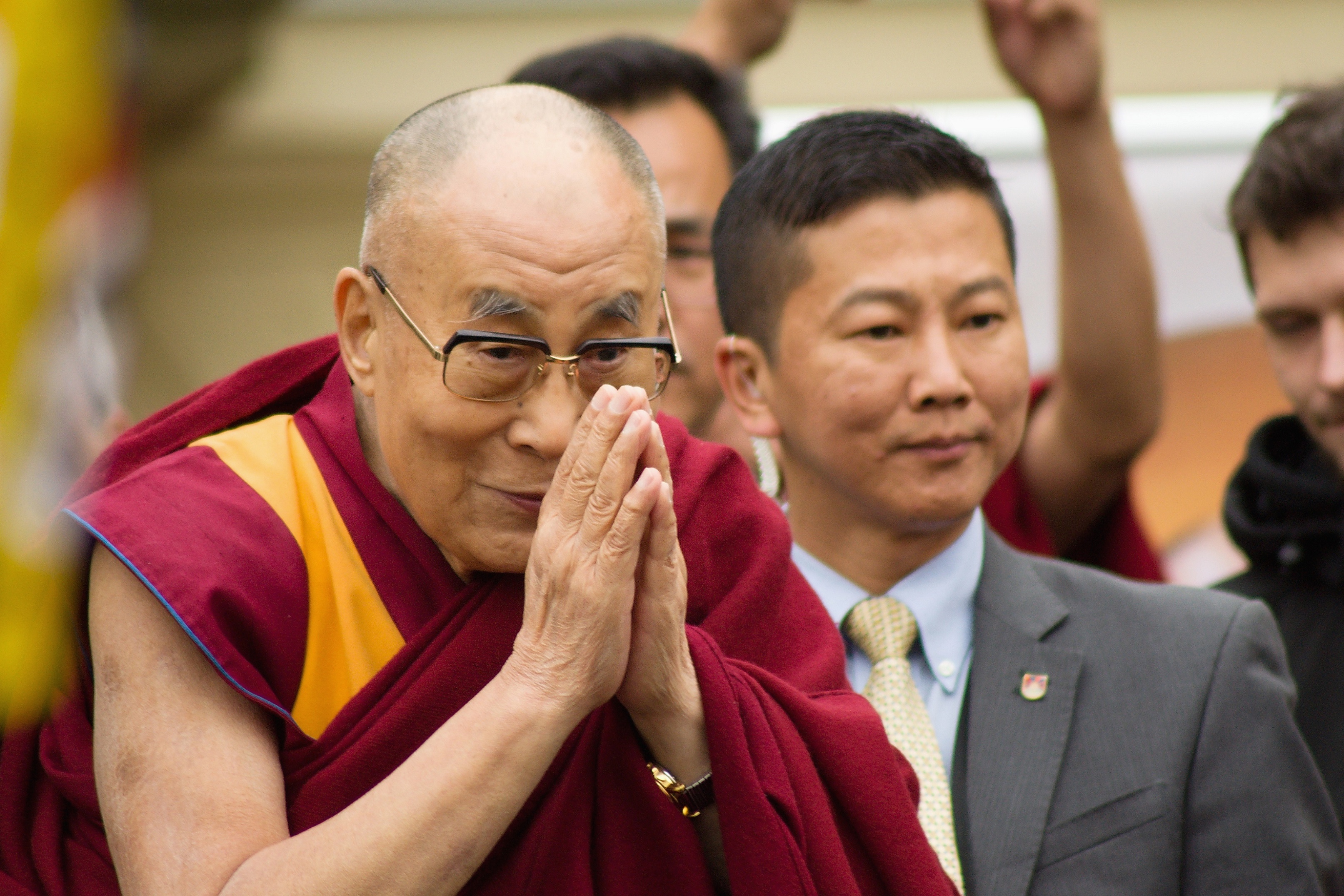 Jeho Svatost dalajláma se vítá s lidmi shromážděnými na náměstí