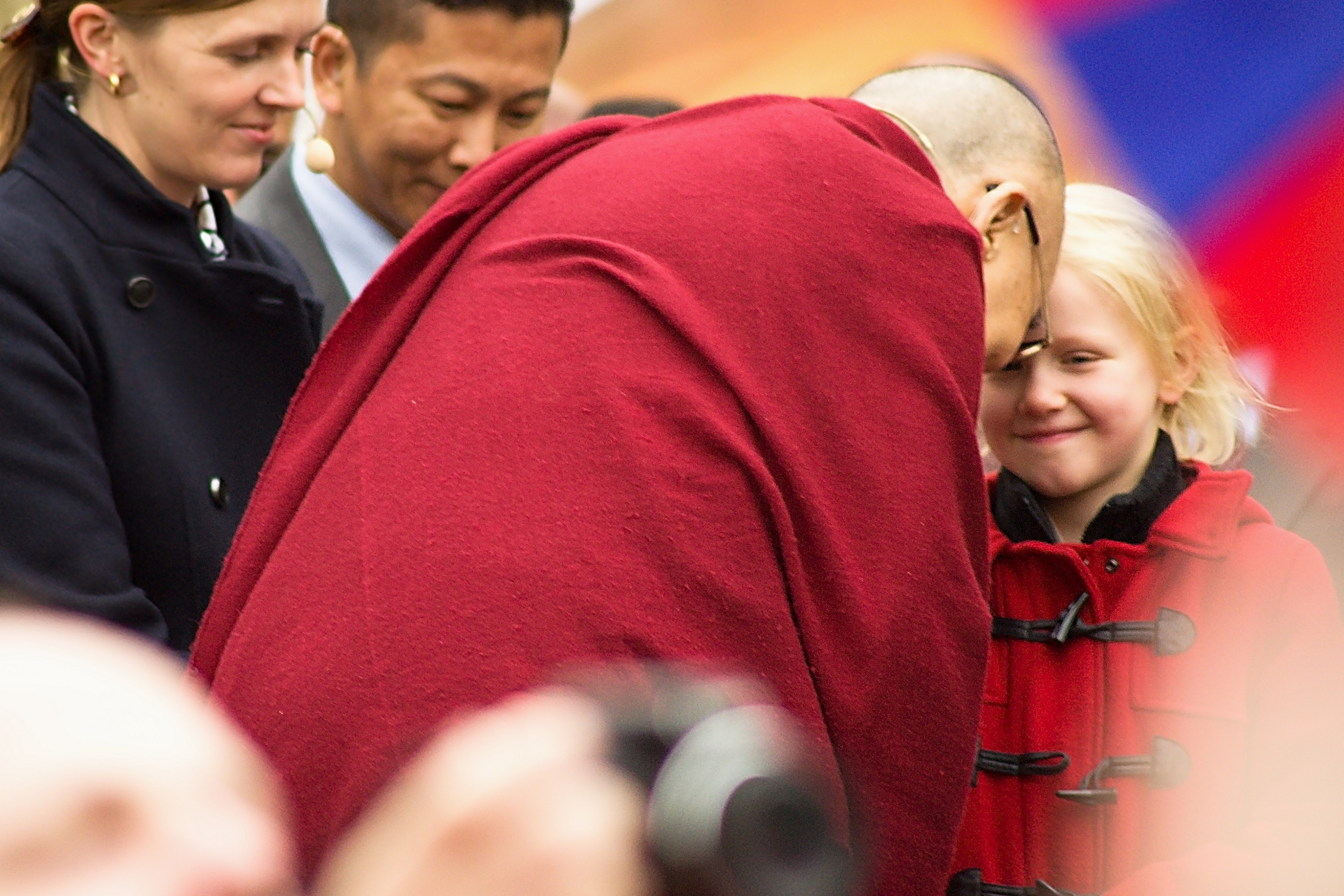 Dalajláma se zdraví s mladou dívkou