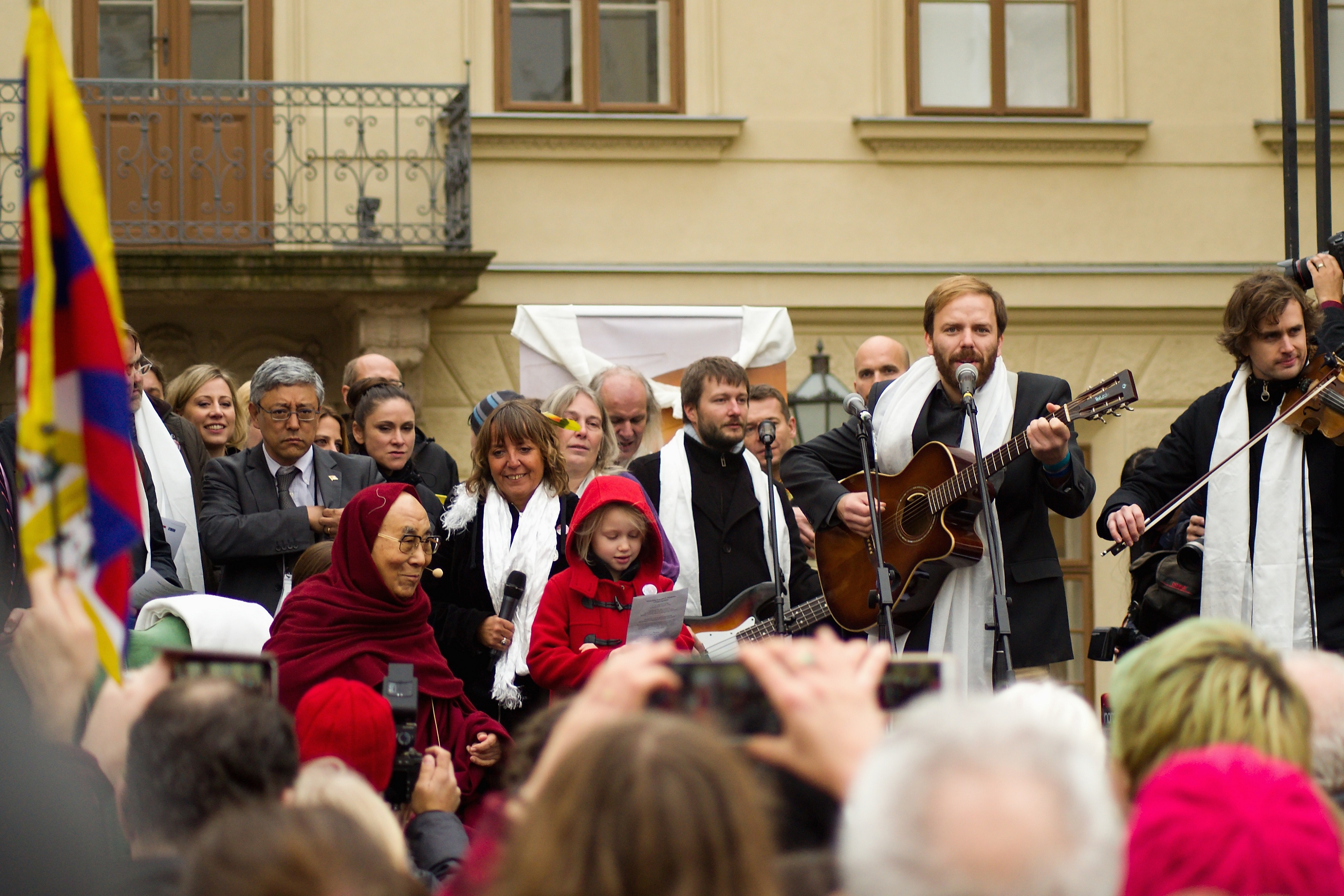 Závěrečná píseň skupiny Zrní při přivítání Dalajlámy veřejností v Praze