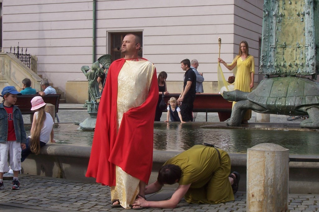 Divadelní představení u kašny na Horním náměstí