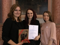 Zleva Ludmila Rudová, koordinátorka dobrovolníků, oceněná Vendula Kadlecová a vpravo Tereza Kvapil Pokorná, koordinátorka Centra Amelie