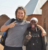 Jindřich a jeho překladatel z angličtiny do svahilštiny