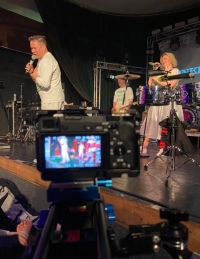 Natáčení live session kapely Monkey Business. Vlevo Matěj Ruppert a napravo Tereza Černochová