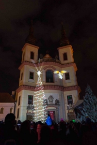 Rozsvěcení stromu předcházel videomapping na průčelí kostela.