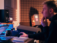 Doky má i vlastní studio, kde vznikají všechny tracky.