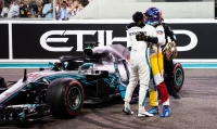 Fernando Alonso se loučí s Lewisem Hamiltonem