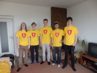 Sanchez de Tortilla (druhý zprava) během slavnostního předávání triček Šambalátu