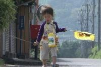 Tříroční Hiroki na cestě do supermarketu