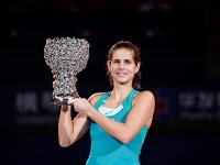 Julia Görgesová s trofejí pro vítězku WTA Elite Trophy
