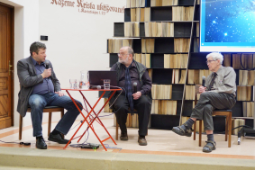 Michael Prouza společně s Jindřichem Suchánkem a Jiřím Grygarem na přednášce Dialogy o vesmíru