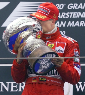 Michael Schumacher slavící vítězství v Imole v roce 2000