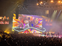 Dua Lipa v pražské O2 Aréně během skladby One Kiss