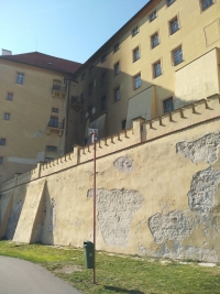 Škody na fasádě zámku viditelné z cyklostezky