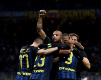 Hráči Interu slaví čtvrtý gól do sítě Fiorentiny