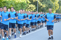 Štábní praporčík Pavel Konvalinka (vpravo) s nováčky na kurzu základní přípravy.