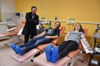 Studentky darující s rektorem Jaroslavem Millerem 