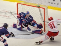 Vítkovický muž zápasu Patrik Bartošák zasahující proti Davidu Ciencialovi