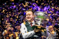 Vítěz turnaje Shaun Murphy pozvedá pohár
