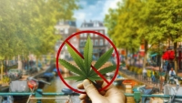 Od konce tohoto roku už si možná turisté v Amsterdamu konopí nezapálí