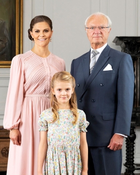 Švédská současnost a budoucnost. Král Carl Gustav XVI. s dcerou princeznou Viktorií a vnučkou Estelle