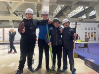 Děti při tréninku curlingu v Brně