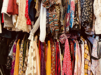 Pod fast fashion značkami se často skrývají nelidské pracovní podmínky a znečišťování životního prostředí.