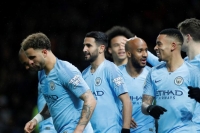 Fotbalisté Manchesteru City se radují z gólu na 2:0