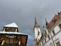 Pohled na Radniční věž ozdobenou světýlky a vánoční výzdobu Horního náměstí, Olomouc