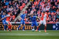 Radim Breite (s kapitánskou páskou) v souboji s Mojmírem Chytilem