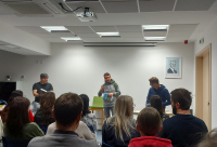 Tomáš Poláček (společne s ansáblem) s jeho knihou STOP v třinecké knihovně v rámci literárního Listování