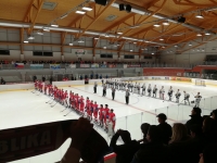 Nastoupení hráči při státních hymnách