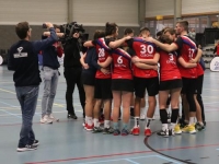 Čeští korfbalisté v radostném objetí po výhře nad Katalánci.