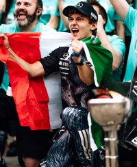 Oslavující Andrea Kimi Antonelli 