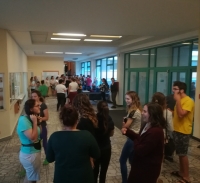 Studenti čekající na konec požárního poplachu.