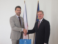 Rektor Michael Kohajda (vlevo) přivítal ukrajinského velvyslance Vasyla Zvaryče na půdě Univerzity Palackého