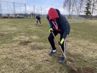 Hráči rovnávající terén.