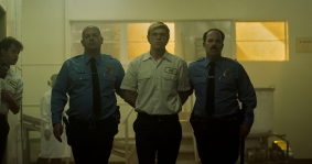 Evan Peters jako Jeffrey Dahmer