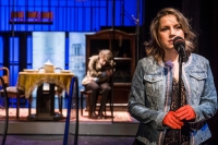 Vladimíra Včelná jakou současná Lucie, za ní Marek Pešl jako původní Petr