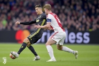 Cristiano Ronaldo v souboji s Matthijsem de Ligtem