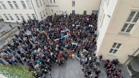 Na nádvoří FF UP se sešlo několik stovek studentů a akademiků