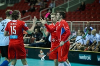 Tom Ondrušek přijímá gratulace od spoluhráčů ke vstřelenému golu 