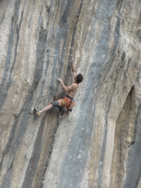 Adam Ondra na převisu pohoří v Domogledu