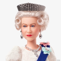 Panenka Barbie připomínající britskou královnu.