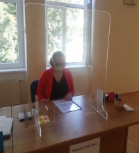 Předsedkyně volební komise za plexisklem