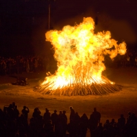 Hořící vatra. Oheň spojuje Beltain, Filipojakubskou noc i dnešní pálení čarodějnic