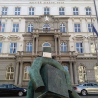 Exekutor stěhuje pračku s rouškou přes pusu